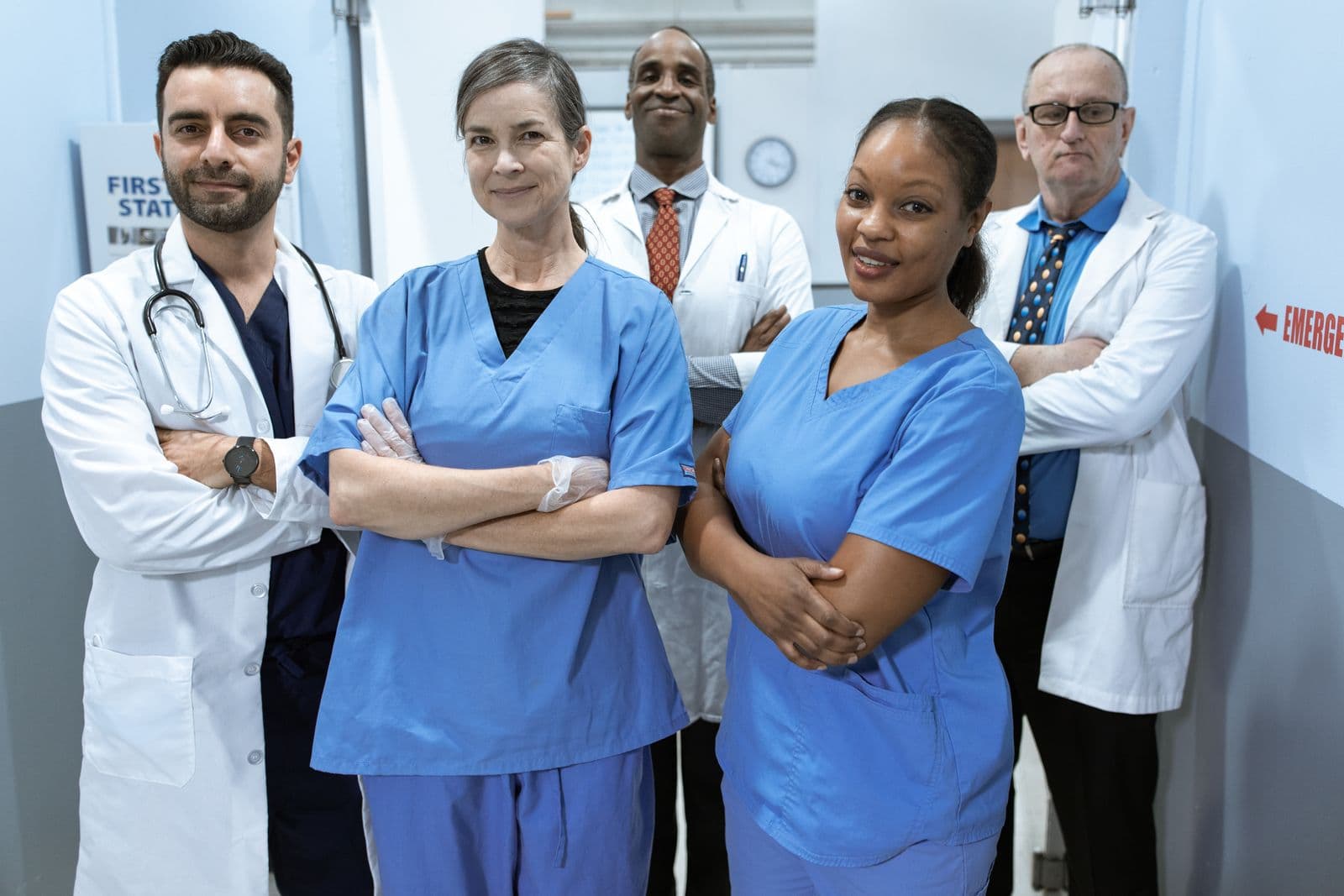 Équipe médicale dans un environnement clinique contemporain