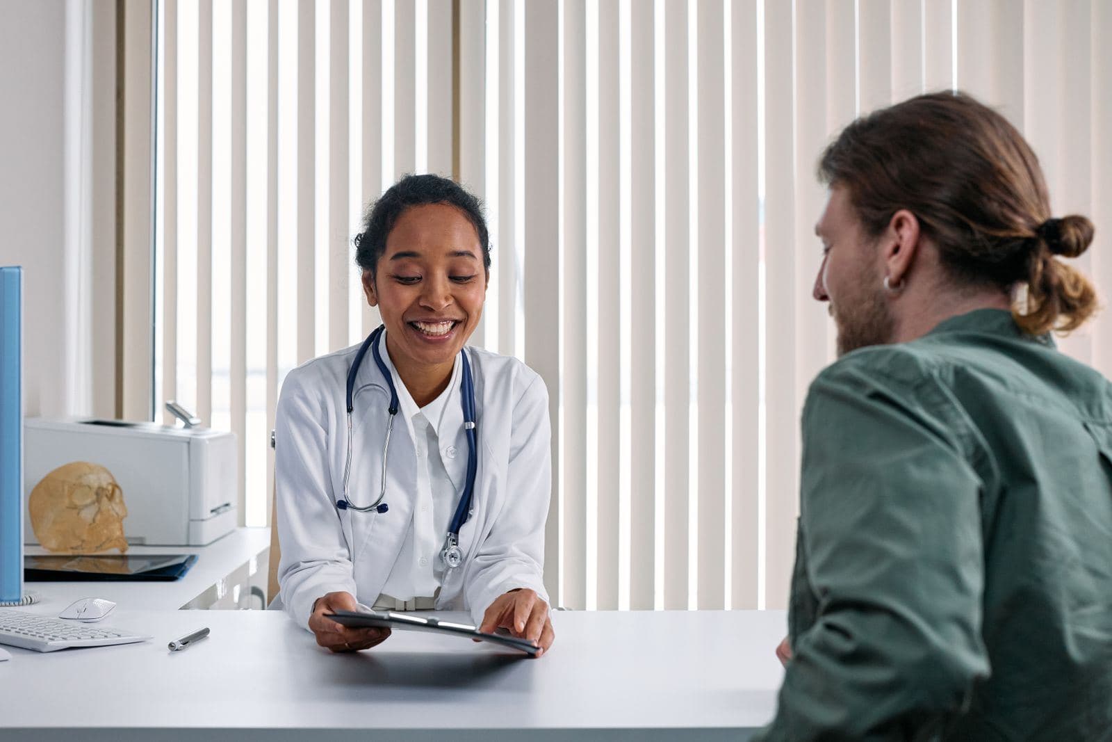 Médecin et patient en consultation dans un cabinet contemporain