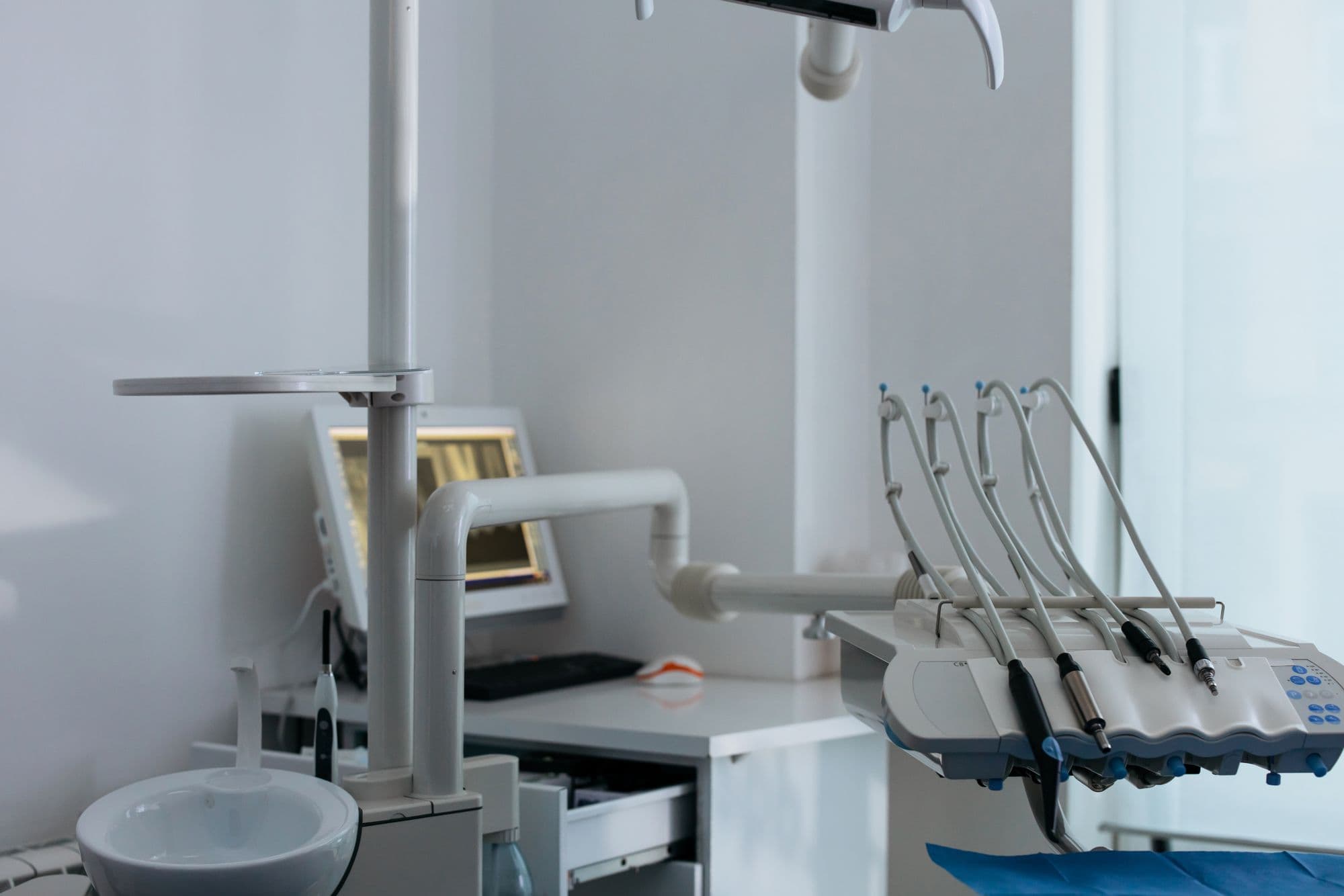 Équipement dentaire moderne dans un environnement de soins contemporain