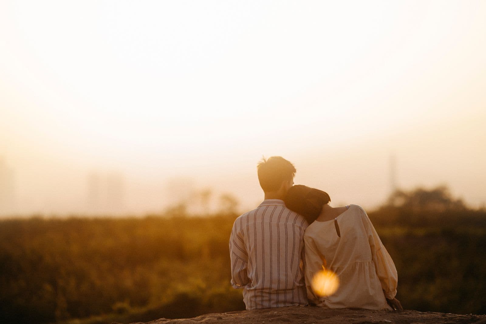 Couple partageant un moment calme au coucher du soleil