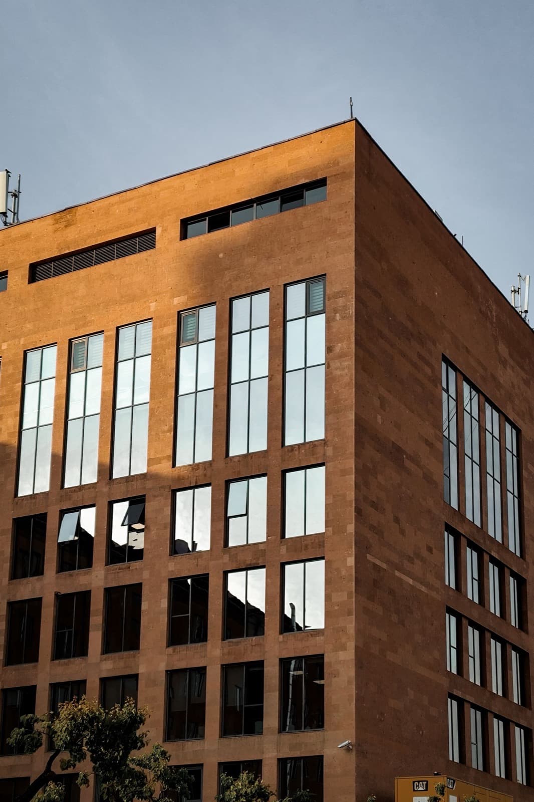 Architecture contemporaine à Erevan, lumière de fin de journée