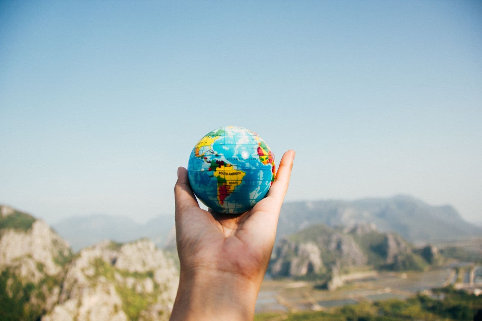 Main tenant un globe : préparation d’un parcours international