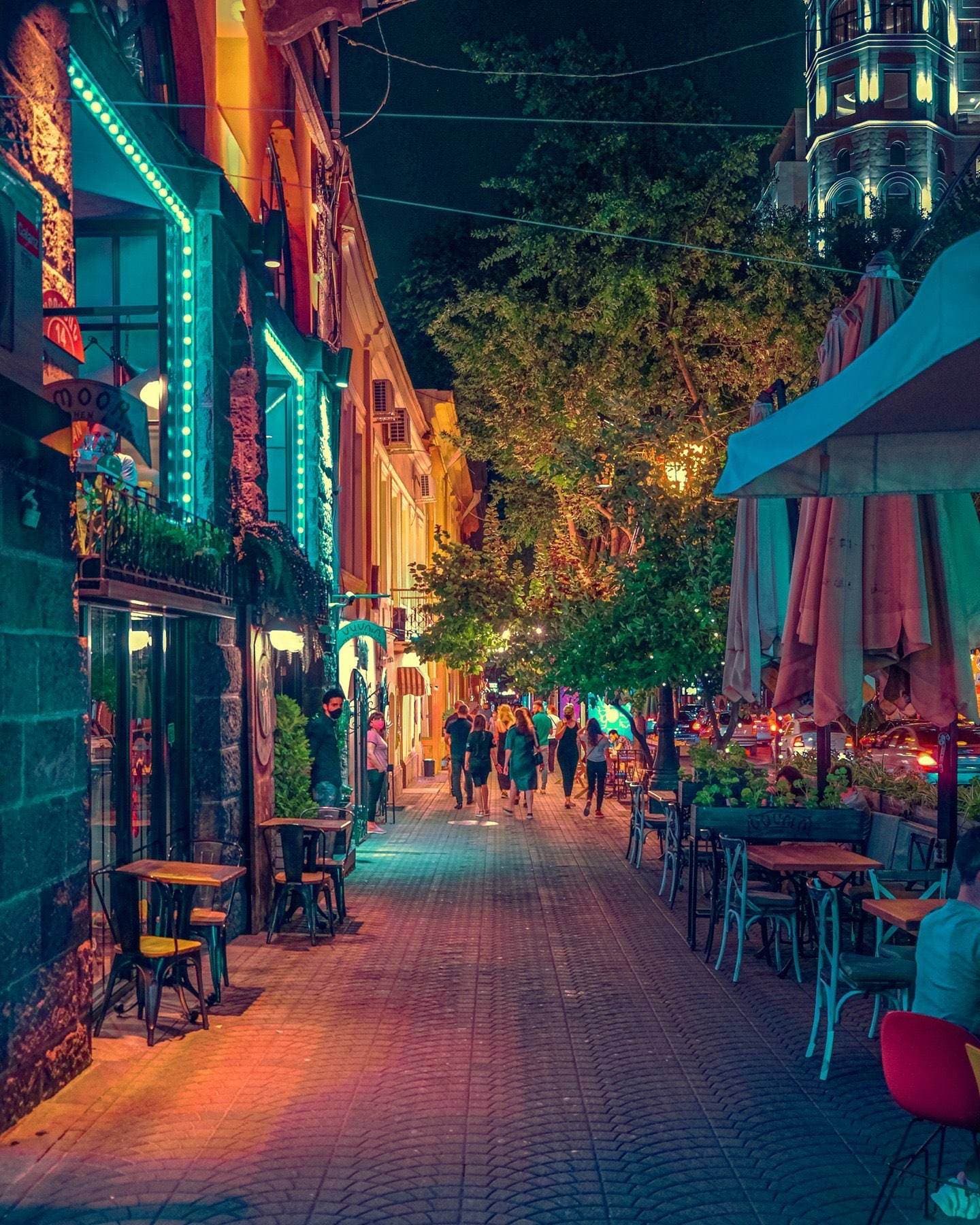 Rue piétonne d’Erevan le soir, cafés et vie urbaine