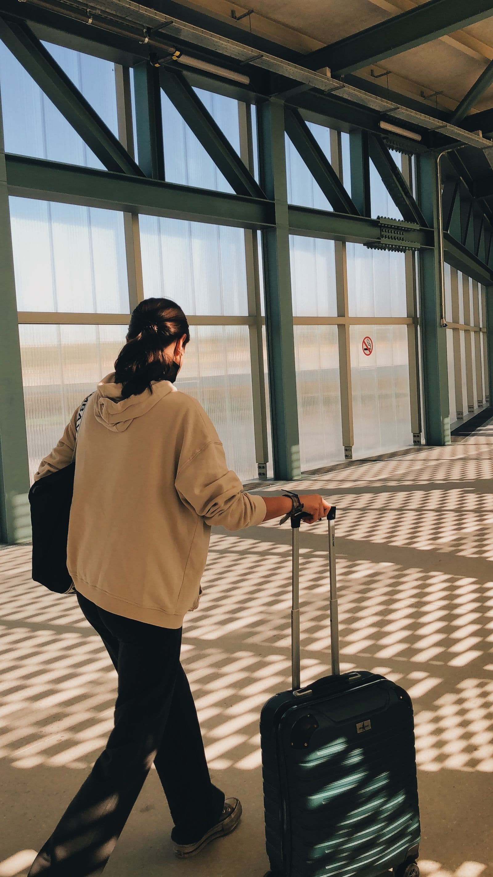 Voyageuse avec ses bagages dans un aéroport