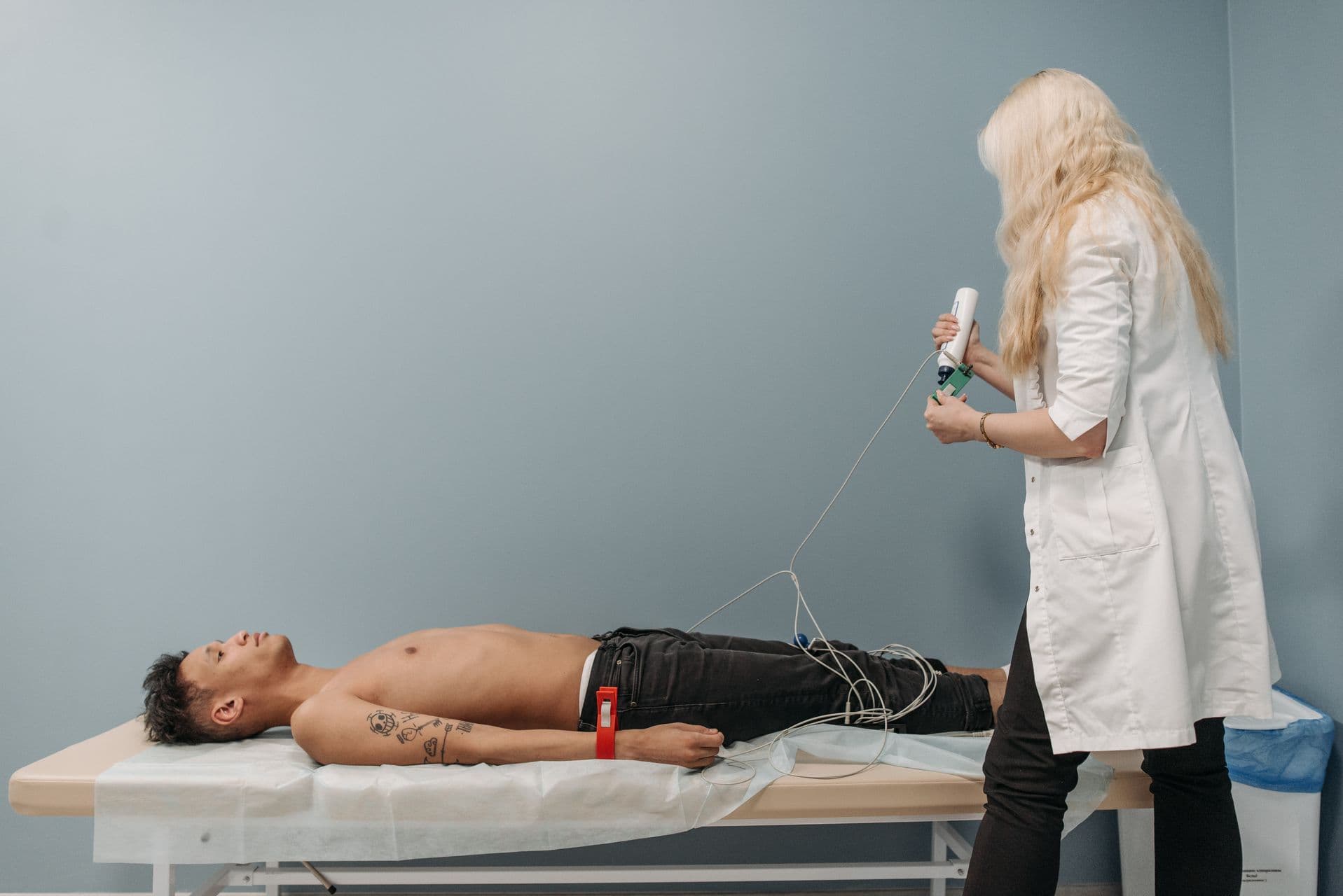 Patient lors d’un examen médical en clinique
