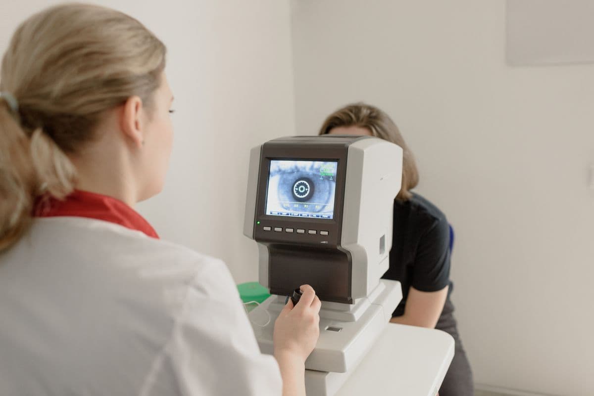 Examen de la vue par un ophtalmologiste