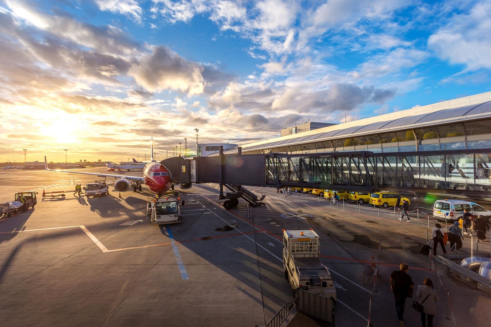 Illustration d’une arrivée à l’aéroport, avion et lumière du soir