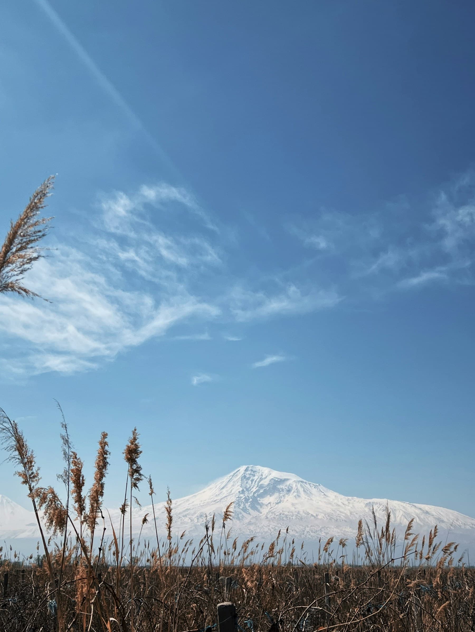 Mont Ararat sous un ciel clair, horizon visible depuis l’Arménie