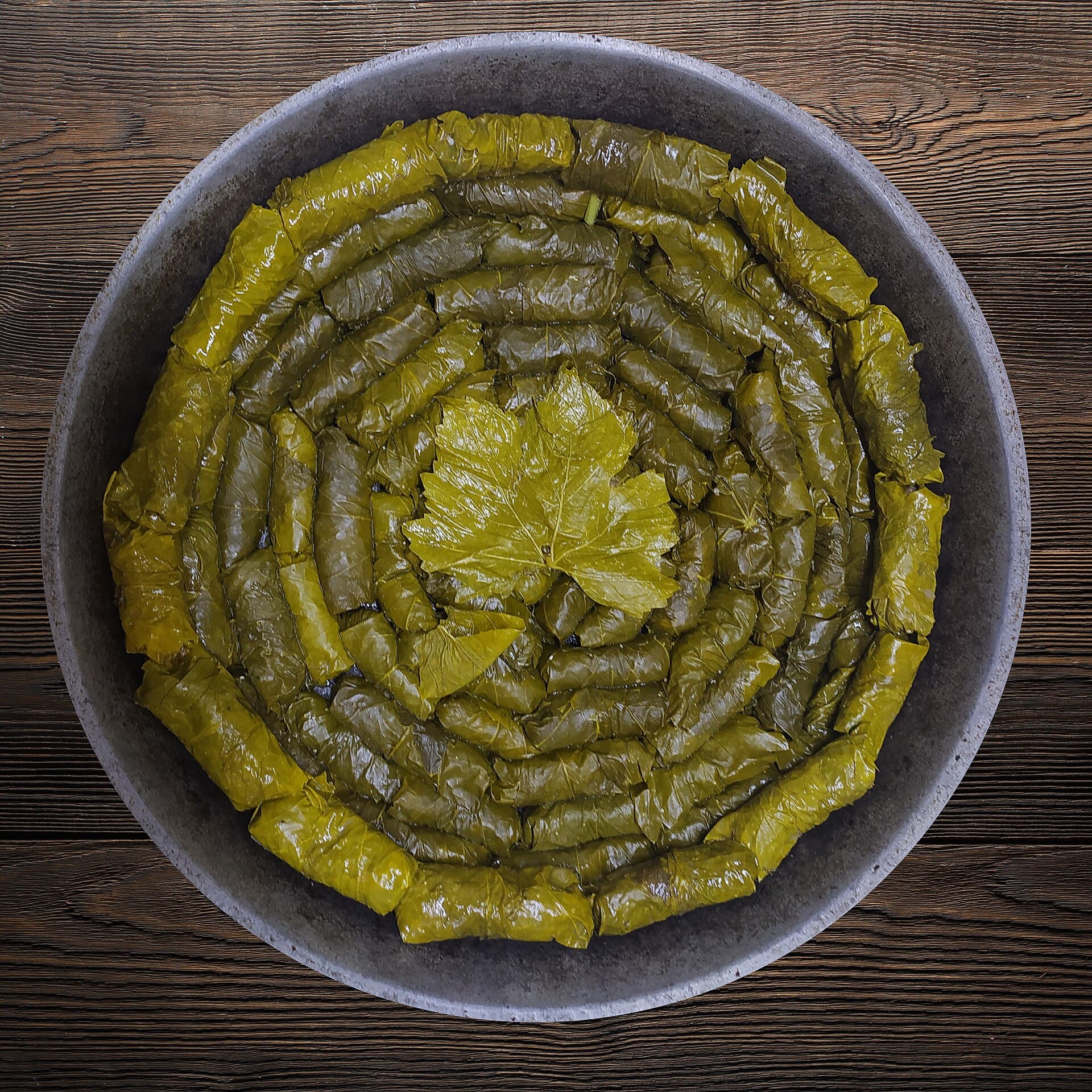 Dolma arménienne : feuilles de vigne farcies, présentation traditionnelle