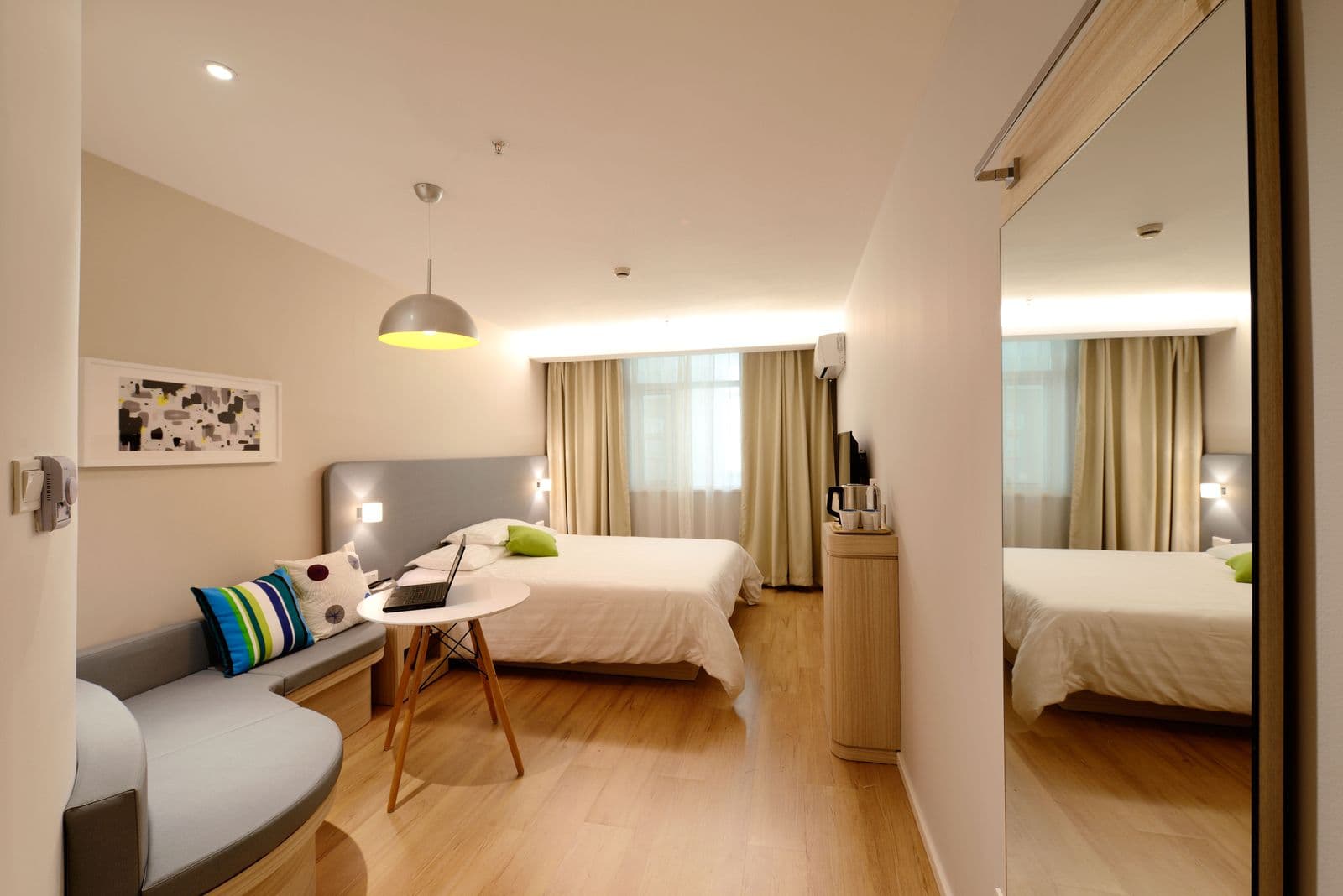 Chambre d’hôtel lumineuse et accueillante — illustration hospitality