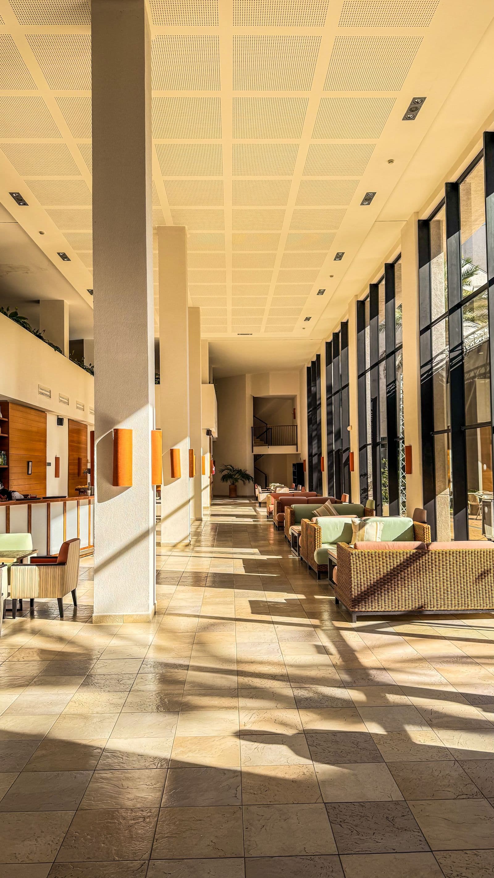 Hall d’hôtel lumineux — illustration hospitality