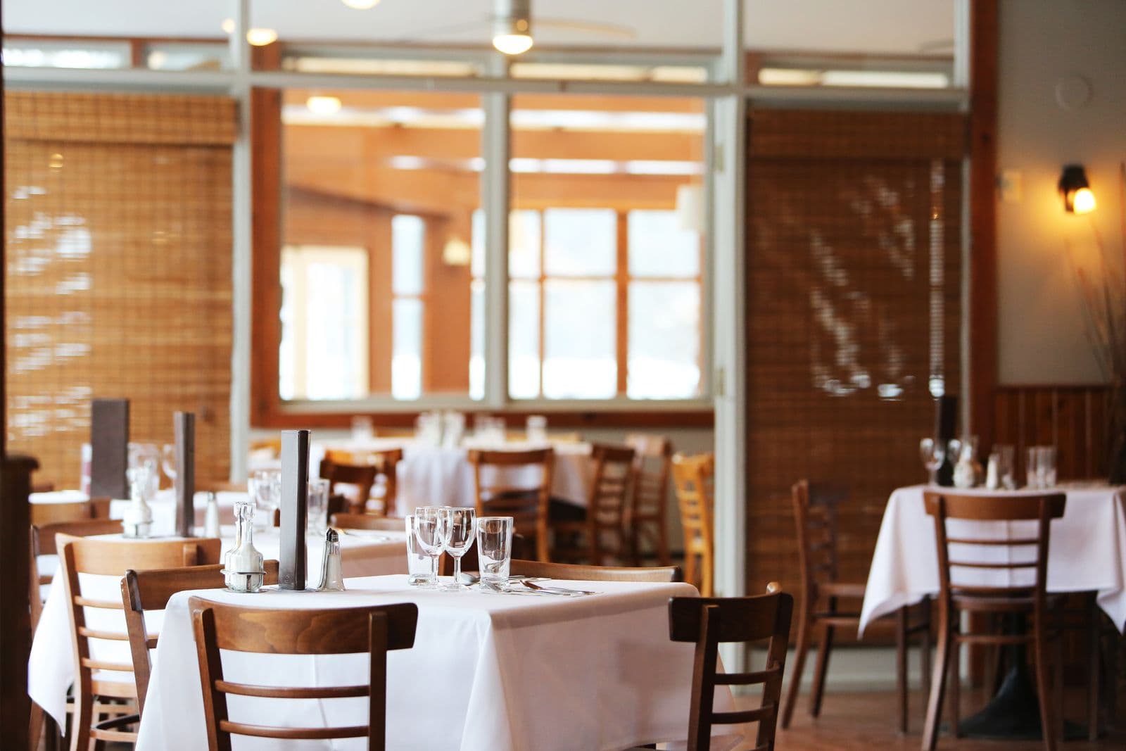 Salle de restaurant contemporaine à Erevan